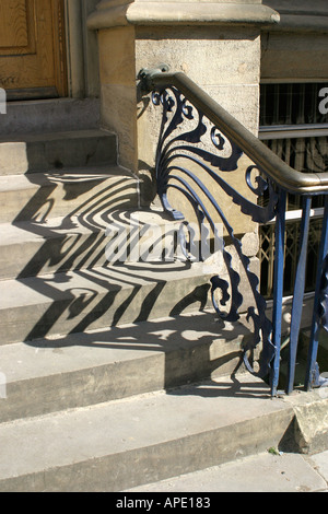 Art Nouveau ringhiere al di fuori di uffici su Wellington Street Leeds con ombre sui passaggi Foto Stock