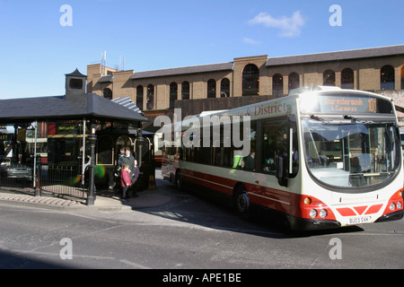 Vista dalla stazione di autobus usciti su Station Parade Harrogate North Yorkshire, Inghilterra Foto Stock