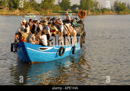 Traghetto in legno su Thu Bon River il trasporto locale di persone che arrivano al molo della cittadina di Hoi An Quang Nam Provincia del Vietnam Foto Stock