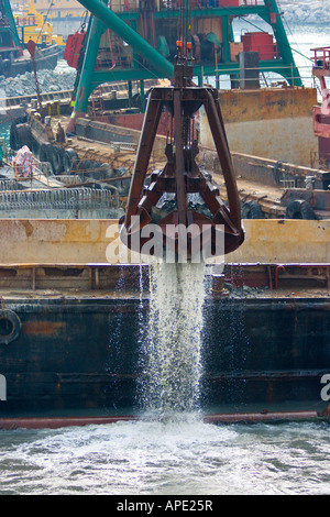 Artiglio gru al lavoro per recuperare terreno nel Porto Victoria Central Hong Kong Foto Stock