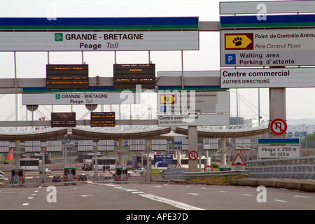 Eurotunnel controllare nel Terminal a Coquelles vicino a Calais Francia del nord Europa Foto Stock