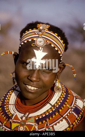 Giovane donna Samburu indossando il tradizionale tallone collane e ornamenti orecchio Kenya Foto Stock