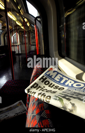 Libera Londra quotidiano la metropolitana sulla linea centrale del tubo treno della metropolitana di Londra Foto Stock