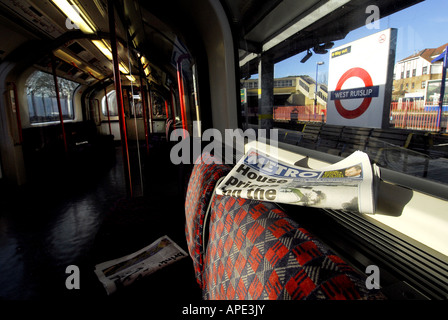 Libera Londra quotidiano la metropolitana sulla linea centrale del tubo treno della metropolitana London Regno Unito 16 Gennaio 2008 Foto Stock