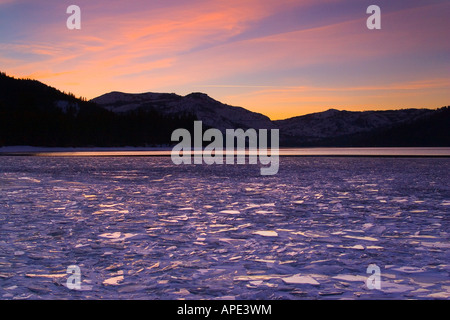 Un congelati Donner Lago California al tramonto Foto Stock