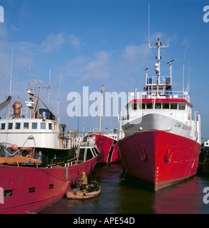 Workman pulizia navi a scafo con un getto di acqua ad alta pressione, Grimsby, Humberside, Inghilterra, Regno Unito. Foto Stock