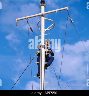 L'uomo rilasciando un grillo il perno di collegamento tra il soggiorno in acciaio e il montante di una imbarcazione, Grimsby, Humberside, Inghilterra, Regno Unito. Foto Stock