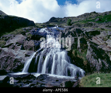 Cascata sopra Scafell, Parco Nazionale del Distretto dei Laghi, Cumbria, Inghilterra, Regno Unito. Foto Stock