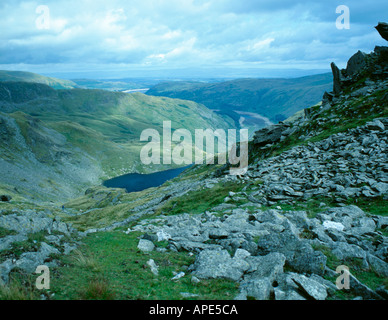 Visualizza in basso a Blea acqua, un classico Lakeland tarn, Parco Nazionale del Distretto dei Laghi, Cumbria, Inghilterra, Regno Unito. Foto Stock