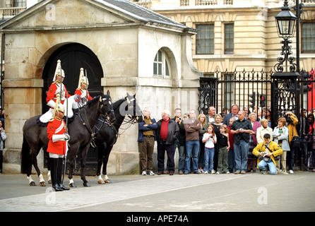 Cambio della guardia alla sfilata delle Guardie a Cavallo in Londra England Regno Unito Foto Stock