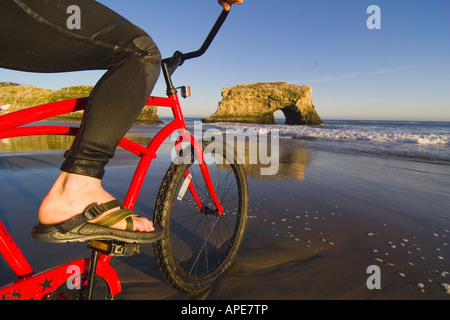 Un close-up di un uomo su un cruiser bike sulla spiaggia di ponti naturali Parco dello stato nei pressi di Santa Cruz in California Foto Stock