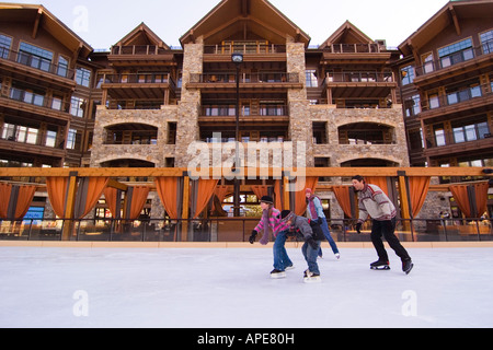 Una famiglia pattinaggio sul ghiaccio at Northstar ski resort vicino al lago Tahoe in California Foto Stock