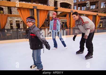 Una famiglia pattinaggio sul ghiaccio at Northstar ski resort vicino al lago Tahoe in California Foto Stock