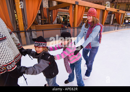 Una famiglia pattinaggio sul ghiaccio at Northstar ski resort vicino al lago Tahoe in California Foto Stock