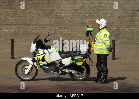 Londra The Mall Royal Parks funzionario di polizia in piedi accanto al motociclo velocità montato su telecamera Foto Stock