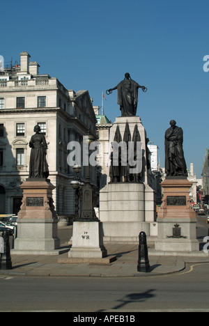 London Waterloo Place la brigata di guardie Crimea Memorial includente una statua di Florence Nightingale lampada da Arthur Walker Foto Stock