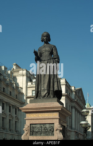 London Waterloo Place statua commemora Florence Nightingale con lampada da Arthur Walker Foto Stock