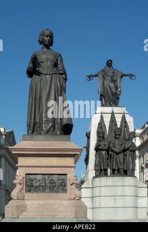 London Waterloo Place statua Florence Nightingale con lampada da Arthur Walker la brigata di guardie Crimea Memorial oltre Foto Stock