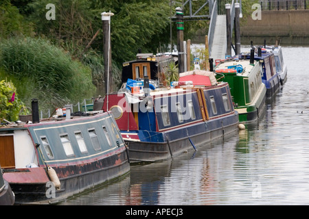 Battelli sul fiume Lea vicino a tre mulini Bromley da Bow London Borough of Newham Londra GB UK Foto Stock