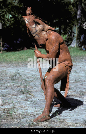 Sud Pacifico, Bismark arcipelago, Isole Salomone, Santa Ana, uomini di fango, danza tradizionale danza di guerra. Foto Stock