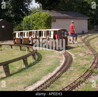 Il treno pubblico passeggiate nel parco Ridgeway North Chingford forniti da Chingford e distretto di ingegneria modello Club. Nord Est Londo Foto Stock