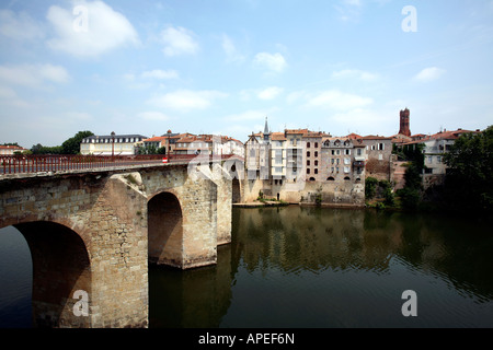 Francia Aquitania Lot et Garonne Villeneuve sur Lot una vista del ponte e la città Foto Stock