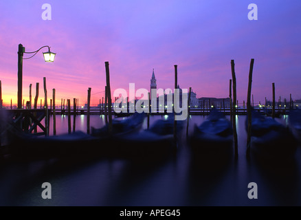 San Giorgio Maggiore Alba vista dal Molo gondole sfocato Venezia Veneto Italia Foto Stock