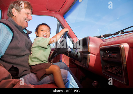 Il nonno con il nipote sul giro in auto Foto Stock
