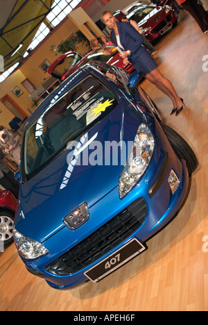 Peugeot 407 in una sala di esposizione Foto Stock