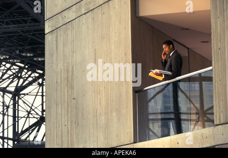 Exec con telefono mobile Foto Stock