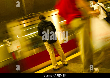 Giovane donna nera con uno zaino in attesa di un treno della metropolitana. nmr Foto Stock