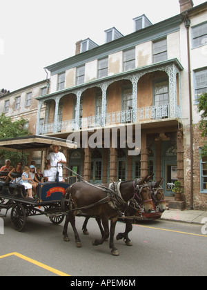 Buggy passa davanti alla storica Dock Street Theatre di Charleston, Sc. Stati Uniti d'America. Foto Stock