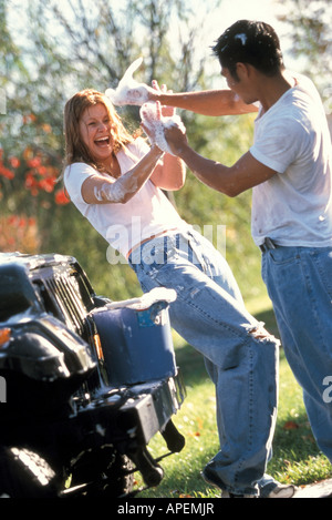 Paio di giocare durante il lavaggio auto. Foto Stock