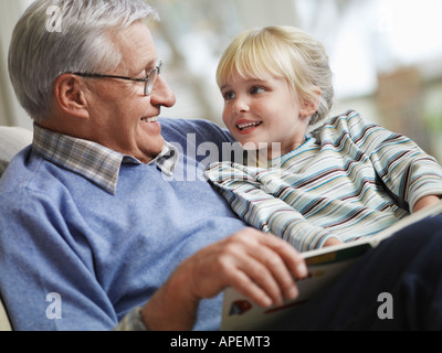 Nonno la lettura per la ragazza (3-4), close-up Foto Stock