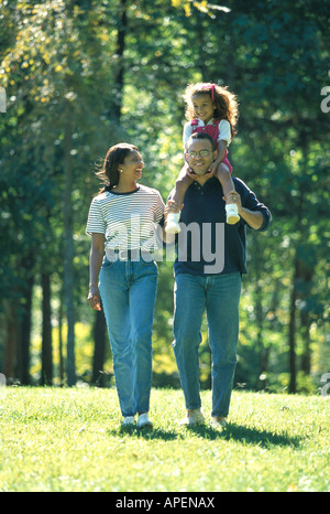 Famiglia passeggiate nel parco. Foto Stock