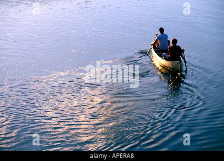 Il kayak su un lago in Galles, Regno Unito Foto Stock