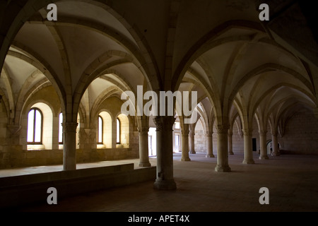 Alcobaça monastero dormitorio. Capolavoro dell'architettura gotica. Cistercensi Ordine religioso patrimonio mondiale Unesco. Portogallo Foto Stock