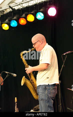 Il sassofonista con Chris McNulty Band esibirsi sul palco a Brecon Jazz Festival Powys Wales UK Foto Stock