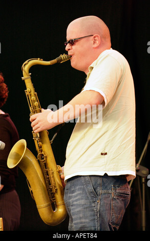 Il sassofonista con Chris McNulty Band esibirsi sul palco a Brecon Jazz Festival Powys Wales UK Foto Stock