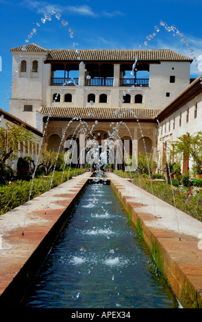 Fontane ad acqua, Patio de la Acequi, Giardini Generalife nell'Alhambra, un antico palazzo del XIV secolo a Granada, Andalusia. Foto Stock