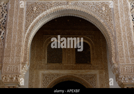 Nasrid palace facciata nel patio del Cuarto Dorado area di Alhambra, un antico palazzo del XIV secolo a Granada, Andalusia, Spagna. Foto Stock