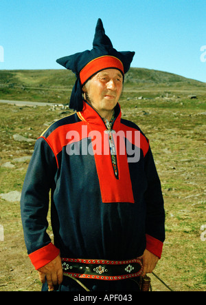 Sami uomo e renne precedentemente noto come lapponi Norland, Norvegia e Scandinavia Foto Stock