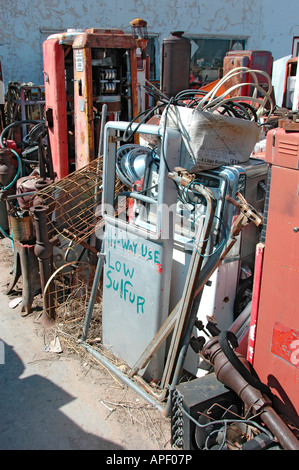 La più grande collezione di vecchie pompe a gas USA in Pine Bluffs Wyoming presso il negozio di antiquariato o deans Foto Stock