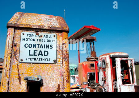 Grande raccolta di vecchie pompe di benzina negli USA in Pine Bluffs Wyoming al negozio di antiquariato Odean s Foto Stock