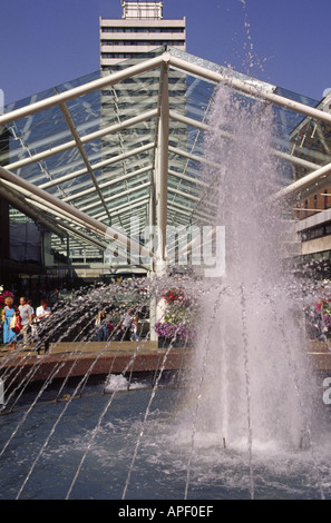 Coventry shopping Precinct superiore che guarda verso il basso rinnovato Precinct England Regno Unito Foto Stock