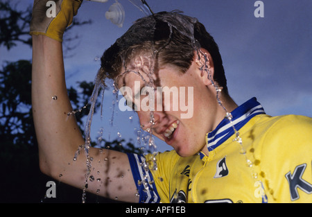Ciclista versando acqua sopra la sua testa per aggiornare se stesso dopo gara Foto Stock
