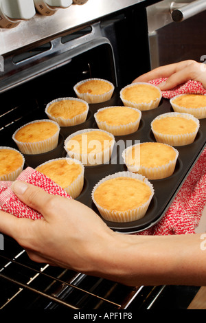 La donna in cucina Cottura di torte Foto Stock
