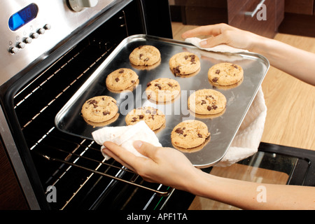 La donna in cucina la cottura BISCOTTI AL CIOCCOLATO Foto Stock