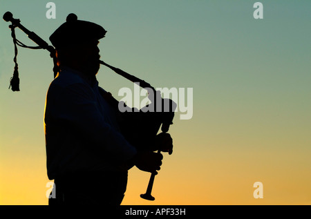 Sacco di tipo tradizionale piper in silhouette Foto Stock