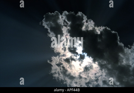 Sun emergenti dalle nuvole Foto Stock